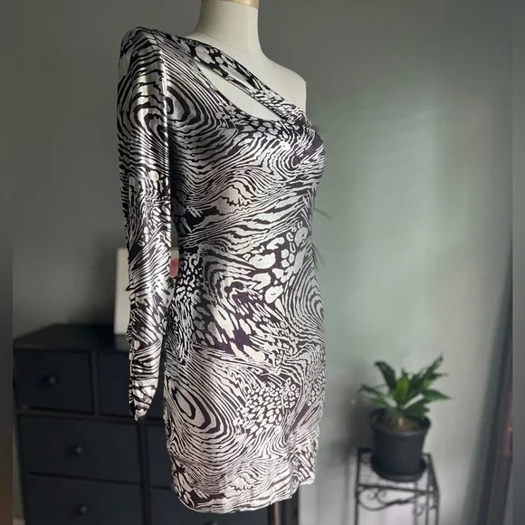 Arden B. Dress Body Con Super Stretch One Arm Dress Size Medium - Picture 7 of 7